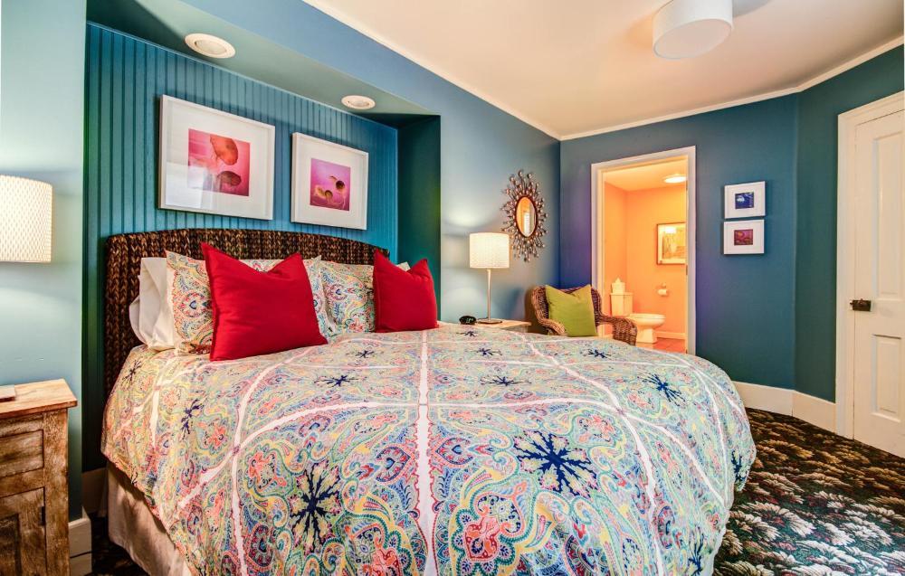 Standard Queen Room interior