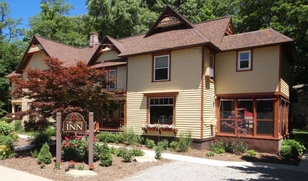 Twin Oaks Inn